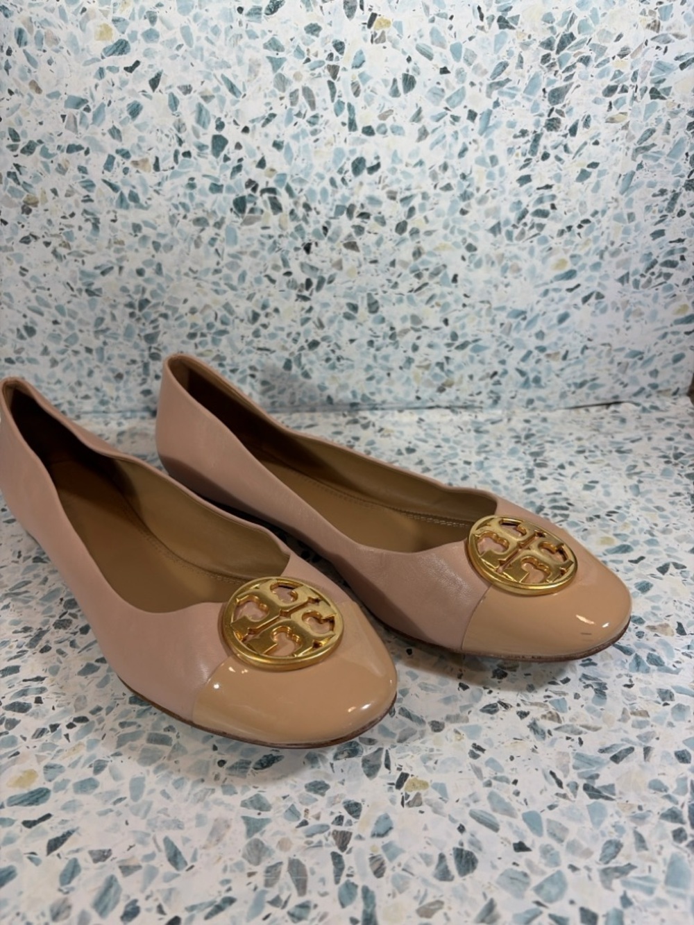 Tory Burch Reva Ballet Flats Nude Patent Toe Gold Logo Leather Size 11 - Picture 2 of 7